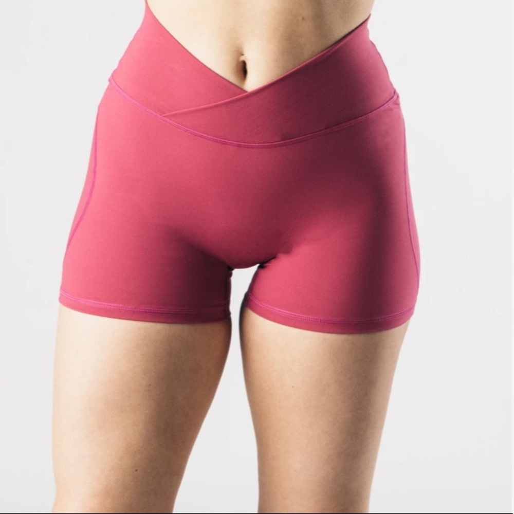 alphalete surface power short - candy apple